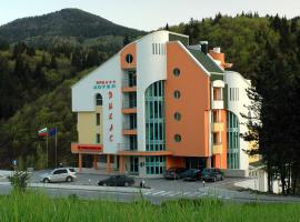 Хотел Дикас, hotel Szmoljanban
