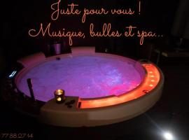 LOVE Suites & SPA "Le Chai" avec lit rond, hôtel avec piscine à Médis