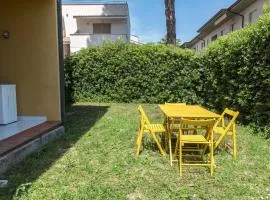 Bilocale con giardino a 100 mt dal mare di Marcelli - M053