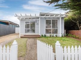 Cutest Cottage on Fourth walk to the Beach, hótel í Rosebud