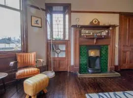 Pass the Keys Beautiful, traditional 2 bed flat w free parking