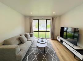 Leisure Holiday Home Lake Hayes Easte Queenstown, villa in Arrowtown