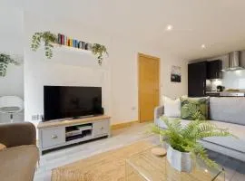 Large, newly renovated, three bedroom TOWN CENTRE split level apartment with free parking, sleeps seven - Walking distance to beach