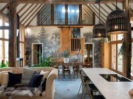 Cloth Hall Barn & Cottages, hotel in Smarden