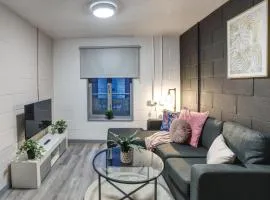 #10 Phoenix Court By DerBnB, Industrial Chic 1 Bedroom Apartment, Wi-Fi, Netflix & Within Walking Distance Of The City Centre