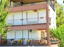 ormanın içinde geniş havuzlu triplex villa, cottage in Manavgat