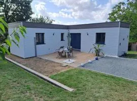 Joli chalet contemporain, calme et verdure.
