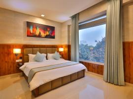 Clay Inn Hotel, Sohna Road, Sector 49, Gurugram، فندق في جورجاون