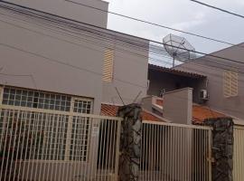 Solar dos Costais: casa com 4 suítes climatizadas, holiday home in Uberaba