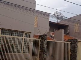 Solar dos Costais: casa com 4 suítes climatizadas, ξενοδοχείο σε Uberaba