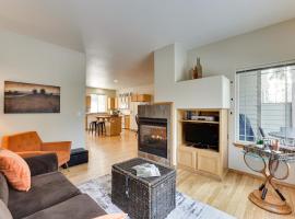 Klamath Falls Townhome with Deck and Resort Amenities!, hotel in Klamath Falls