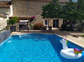 Loft au bord du Canal du Midi, hotel con pileta en Roubia