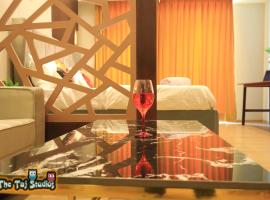 Super Luxurious Stay at Biggest Mall Galaxy Blue Sapphire,Bar, Club, US Cinemas, Food Court, SuperMart etc, by Taj Studios, hotel v destinácii Ghaziabad