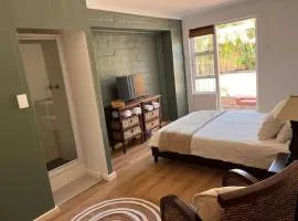 Lovely Garden Studio 2 - 10 minute walk to beach
