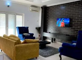 Comfortable 2BDR Apt - 24hrs Air Conditioning, Pool, Free Wi-Fi & 5 Mins DRV to Airport