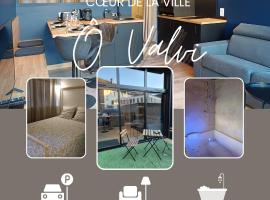 Ô Valvi : loft avec balnéo, terrasse et parking, hotel sa parkingom u gradu Sen Lo
