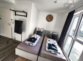 Modern Apartment with WIFI& Free Parking& TV, hotel económico em Augsburg