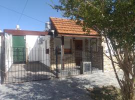 Casa 3 ambientes para 6 personas céntrica, dovolenkový dom v destinácii Miramar