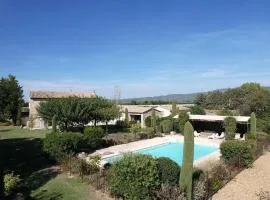 Air-conditioned Provençal farmhouse with private pool, view magnificent, located in Lagnes, close Isle S/Sorgue, 9 people