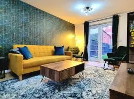Spacious Modern House with Great Transport Links and Long Stay Discounts