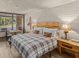 Stonegate Lodge King Bed WIFI 50in Roku TV Salt Water Pool Room # 302, hotell i Eureka Springs