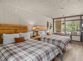 Stonegate Lodge 2 Queen Beds WIFI TV Salt Water Pool Fire Pits #303, hotel in Eureka Springs