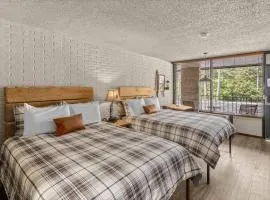 Stonegate Lodge 2 Queen Beds Fast WiFi 50in TV Salt Water Pool Room # 305