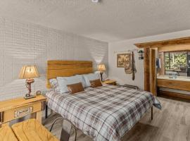 Stonegate Lodge King Bed Pool Fast WIFI 2 mi 2 DTWN Room #306, hotel in Eureka Springs