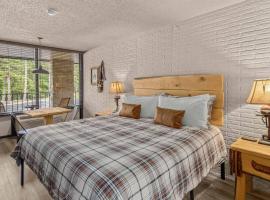 Stonegate Lodge King Bed, WIFI, 50in Roku TV, Salt Water Pool Room #308, hotel in Eureka Springs
