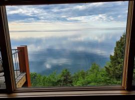 Incredible Views w Garage on Lake and bike trail: Tofte şehrinde bir villa