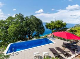 Holiday home Kuzma with private pool and sea view, hotelli kohteessa Pisak