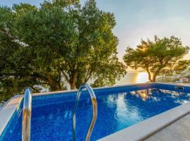 Pisak में, होटल Holiday home Kuzma with private pool and sea view