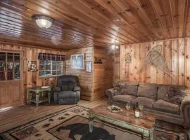 Cabin Fever - Cozy whirlpool cabin near river & downtown