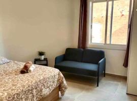 Apartamentos LH frente al metro Barcelona-Aeropuerto, hotel din Hospitalet de Llobregat