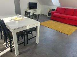 Nový podkrovný byt v rodinnom dome (5 osôb), hotel s parkiralištem u gradu 'Nové Mesto nad Váhom'