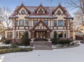 Luxury 6600 sq.ft Stunning Home/Sleeps 10+, holiday home in Minneapolis