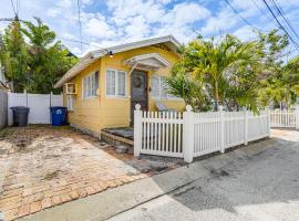 Sunny Treasure Island Bungalow, 200 Steps to Beach, hotel in St Pete Beach
