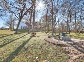 Ranch-Style Brookshire Home with Deck and Hot Tub!, hotel a Brookshire