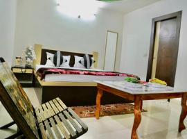 Hotel Blossom Family Rooms, hotel in Nagla Dhīmar