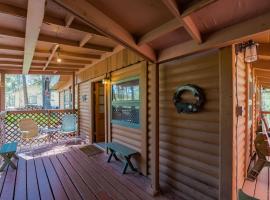 Deer Meadows: Adorable, Centrally Located Ruidoso Cabin with Private Hot Tub!, viešbutis mieste Ruidosas