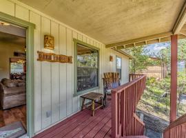 Deer Crossing: A Family Favorite with 3 Bedrooms and a Private Hot Tub!, hotel in Ruidoso
