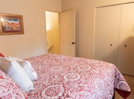 Grisham's View Condo: Central Condo with a Golf Course View!, hotel in Ruidoso