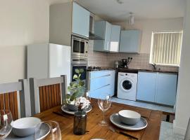 One-Bedroom Flat with Parking and Garden, family hotel in Birmingham