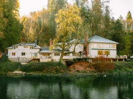 Clackamas Riverfront GuestHouse, Sauna & HotTub, дом для отпуска в городе Орегон