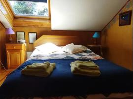 Habitación para dos personas cama matrimonial y Habitación para una persona cama individual, kotimajoitus kohteessa Valdivia