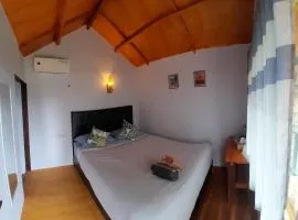 Poetri Bungalow & Restaurant、セナルのバンガロー