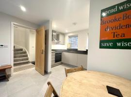Modern 2 bedroom property with quirky décor, cheap hotel in Chilcompton