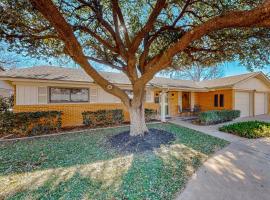 Dog-Friendly Lubbock Home with Backyard, Hotel in Doud