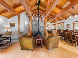 Copperleaf Lodge - Updated Alpine Meadows Chalet w Private Hot Tub, Ski Shuttle!, holiday home in Alpine Meadows