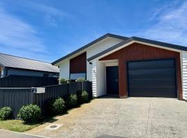 Modern Family Pad In Cromwell, pet-friendly hotel in Cromwell